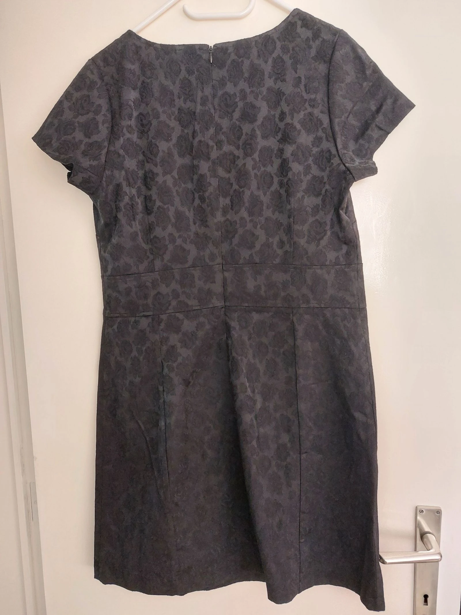 Vestido preto pequeno com tecido luxuoso em relevo - 44 – photo 2